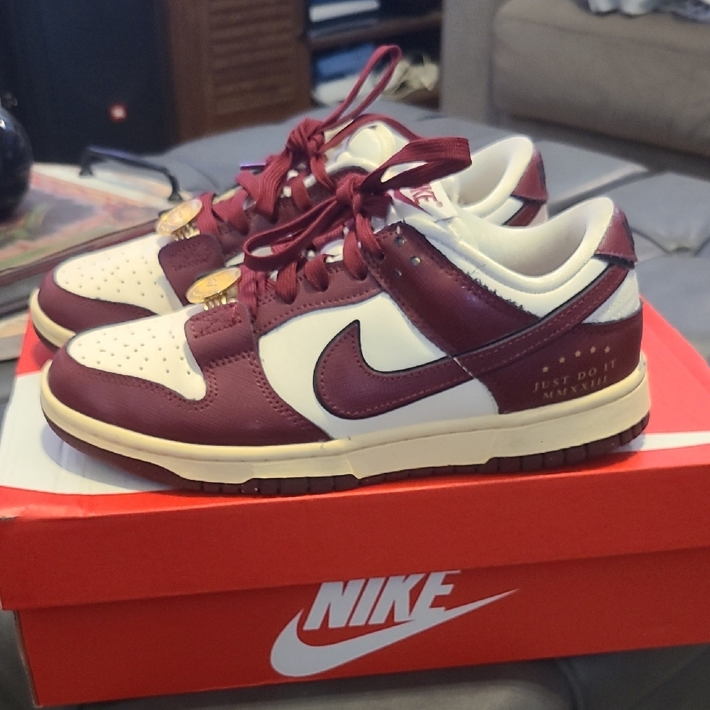 Nike Dunk Low SE Sisterhood Team Red - Picture 4 of 10